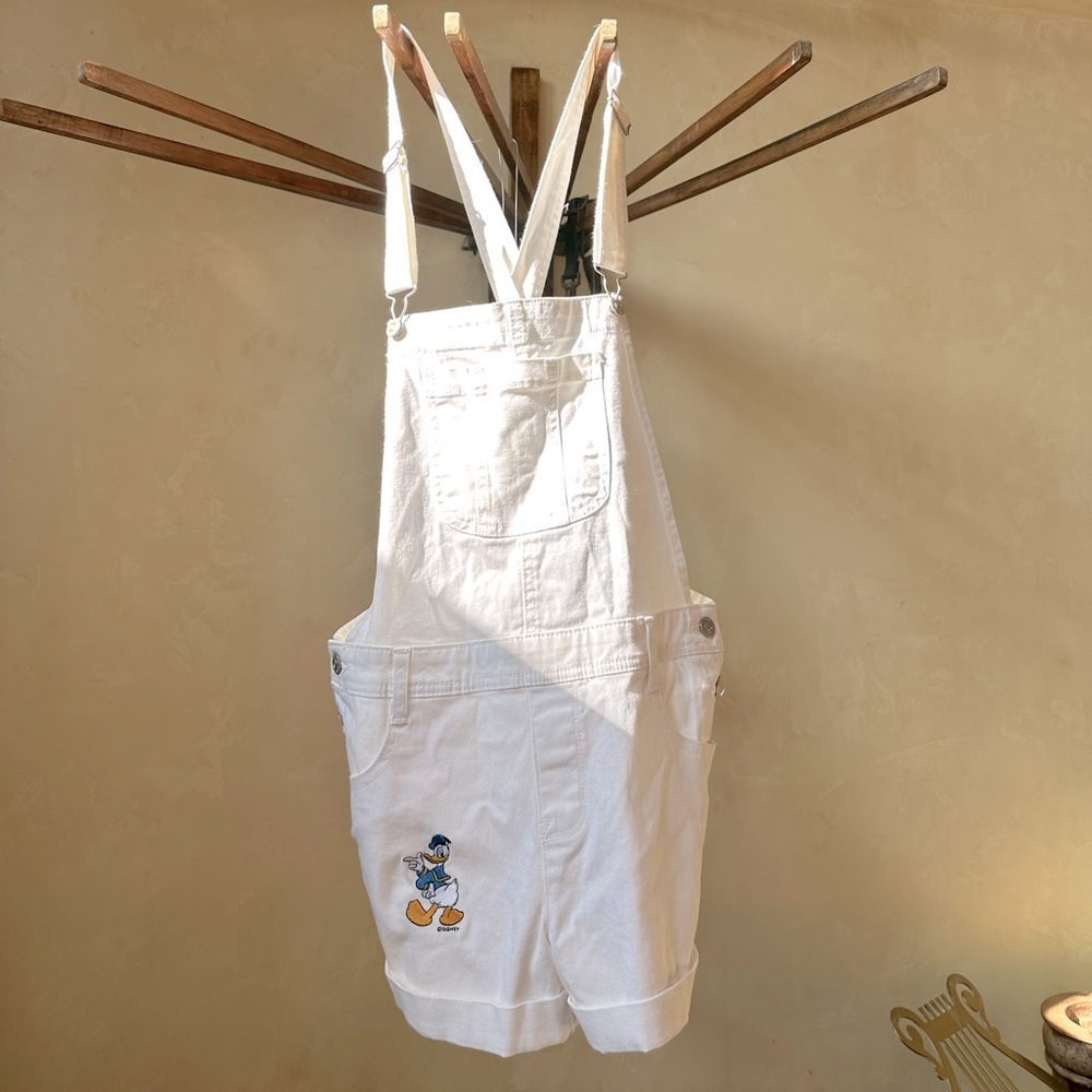 Wallflower White Jean Shorts with Embroidered Character